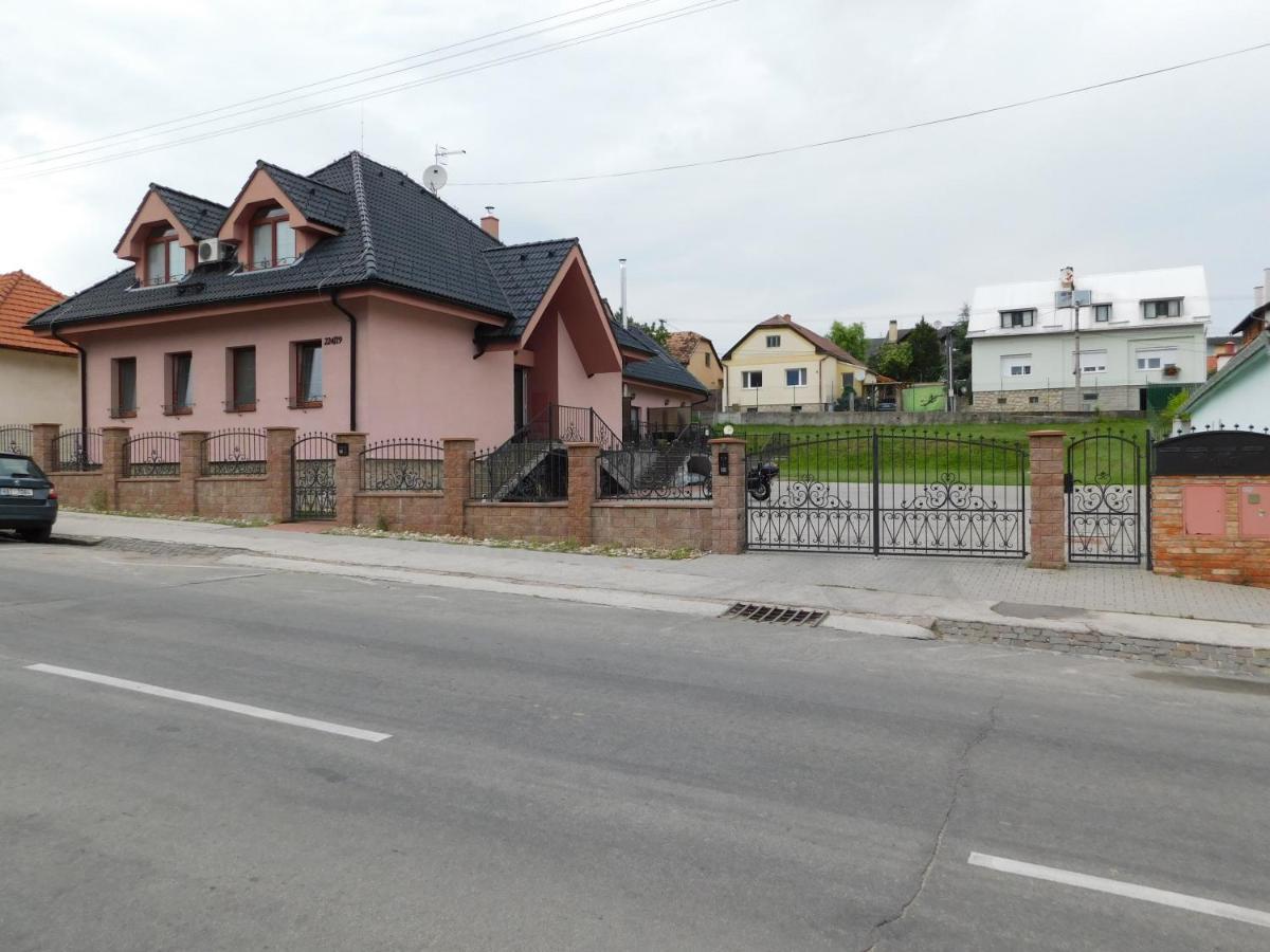 Apartmanovy Penzion Бойниці Екстер'єр фото